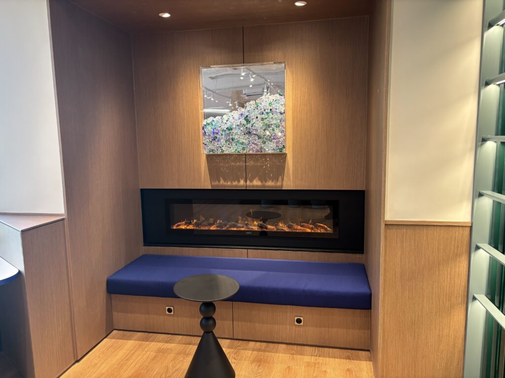 패스트파이브 동대문 1호점의 벽난로 커피테이블