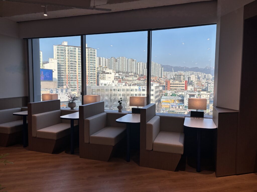 패스트파이브 동대문 1호점의 창가의 포커스존