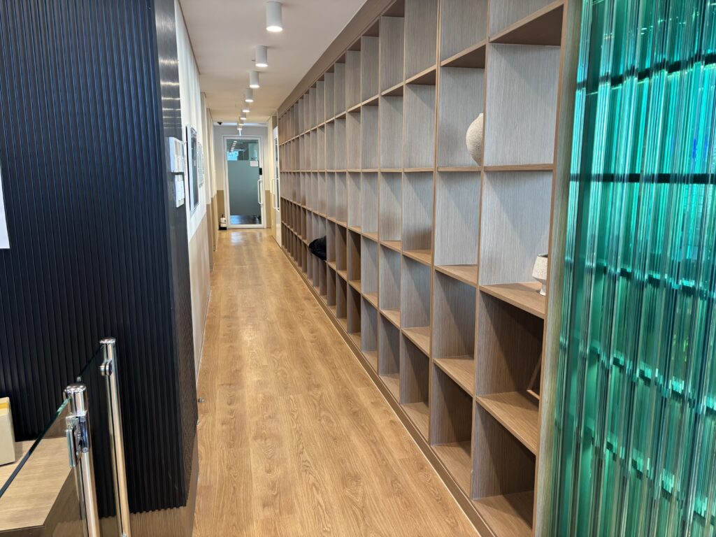 패스트파이브 동대문 1호점의 좌측 통로