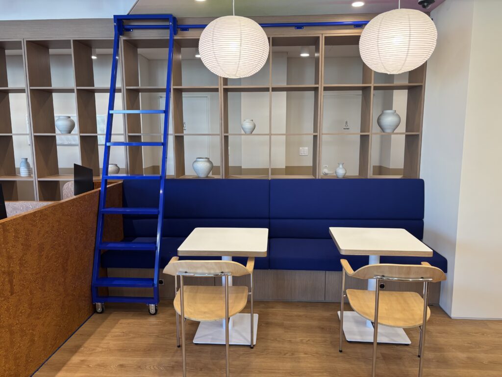 패스트파이브 동대문 1호점의 커피테이블과 인테리어