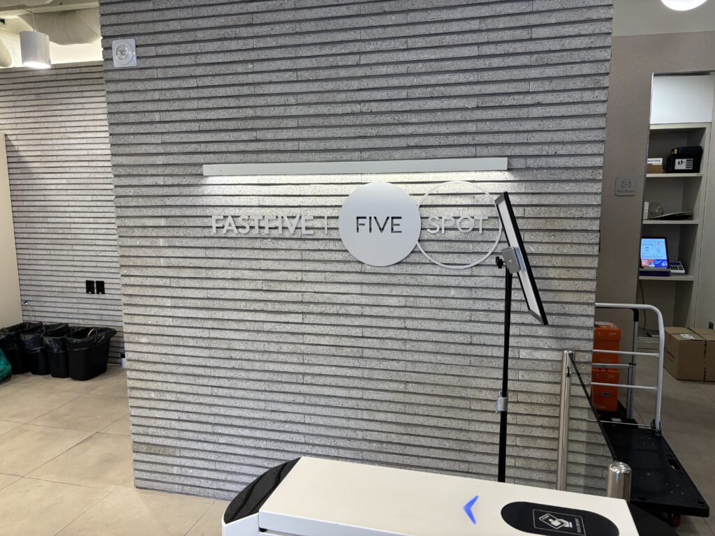 파이브스팟 한남1호점의 입구 간판