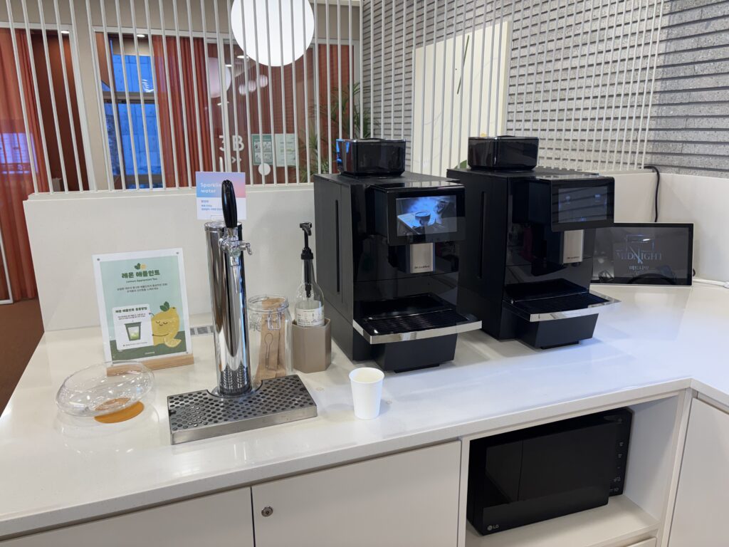파이브스팟 한남1호점의 커피머신과 탄산수