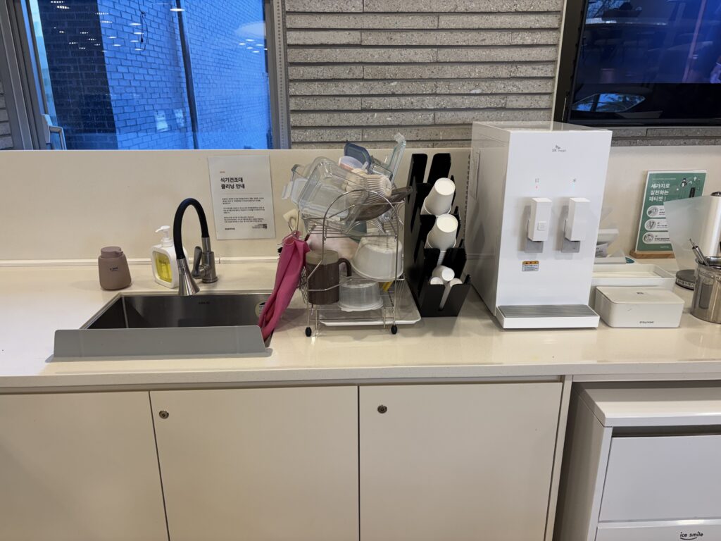 파이브스팟 한남1호점의 싱크대와 정수기