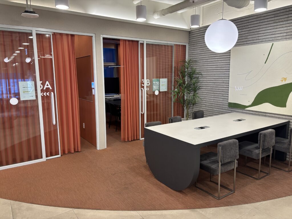 파이브스팟 한남1호점의 회의실과 6인 테이블