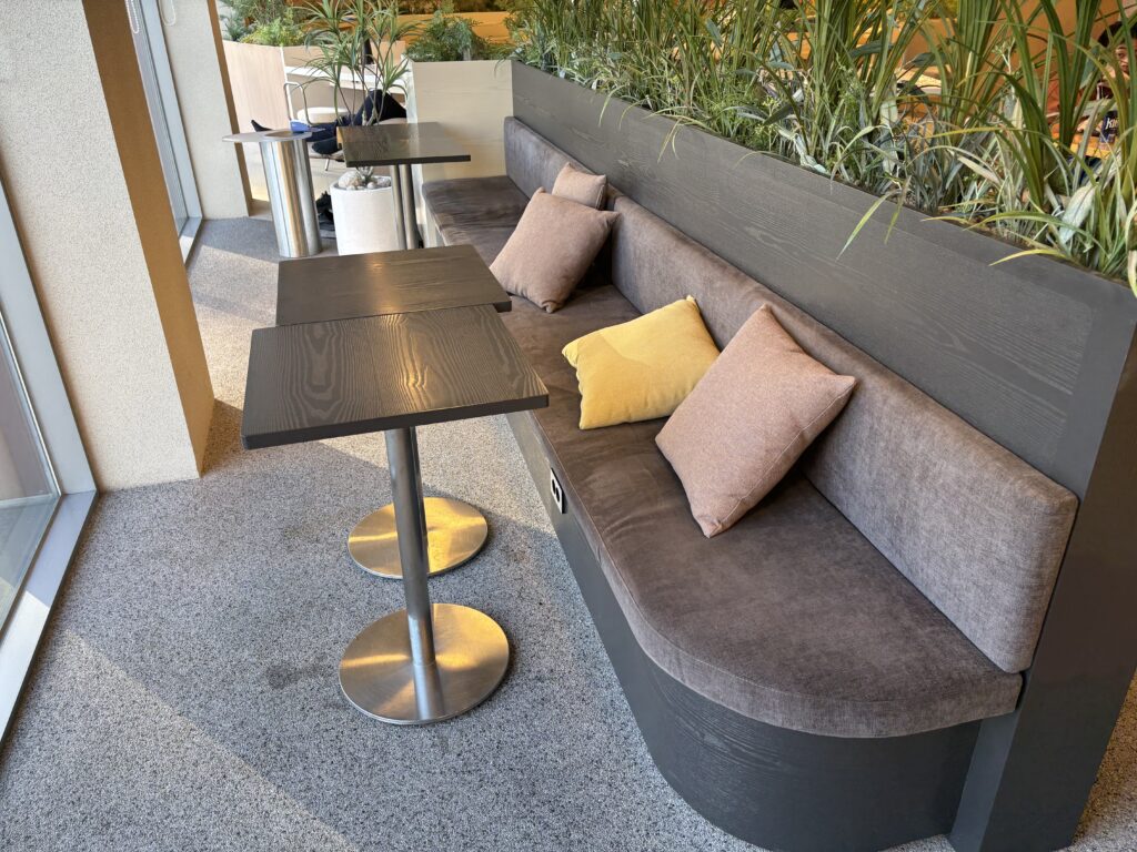 파이브스팟 한남1호점의 커피 테이블