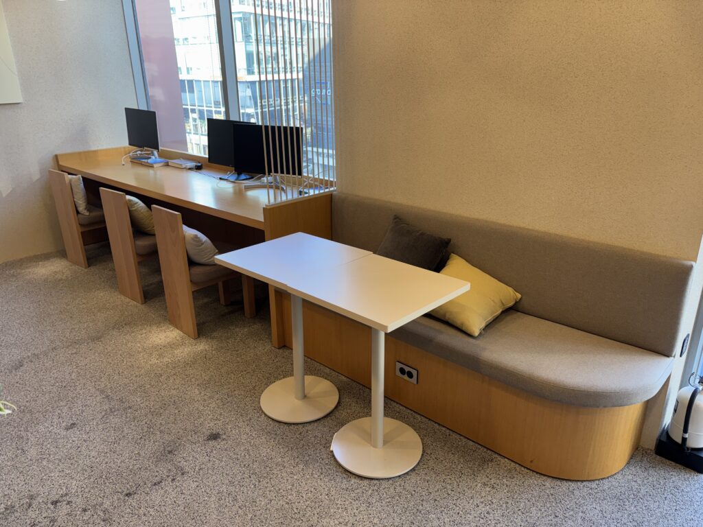 파이브스팟 한남1호점의 커피테이블과 모니터 좌석