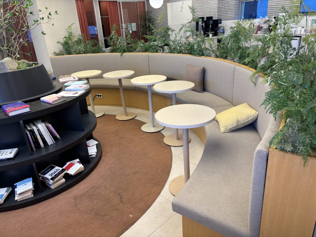 파이브스팟 한남1호점의 라운지 커피테이블