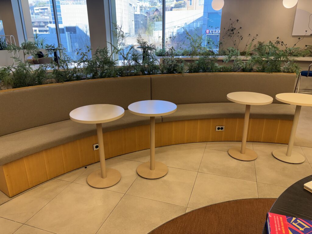 파이브스팟 한남1호점의 라운지 커피테이블