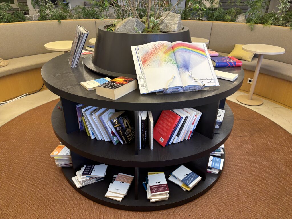 파이브스팟 한남1호점의 서가