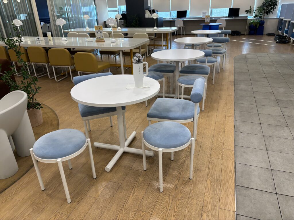 파이브스팟 영등포1호점의 커피테이블