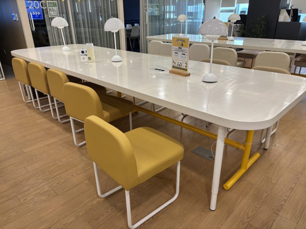 파이브스팟 영등포1호점의 노란색 노트북 테이블
