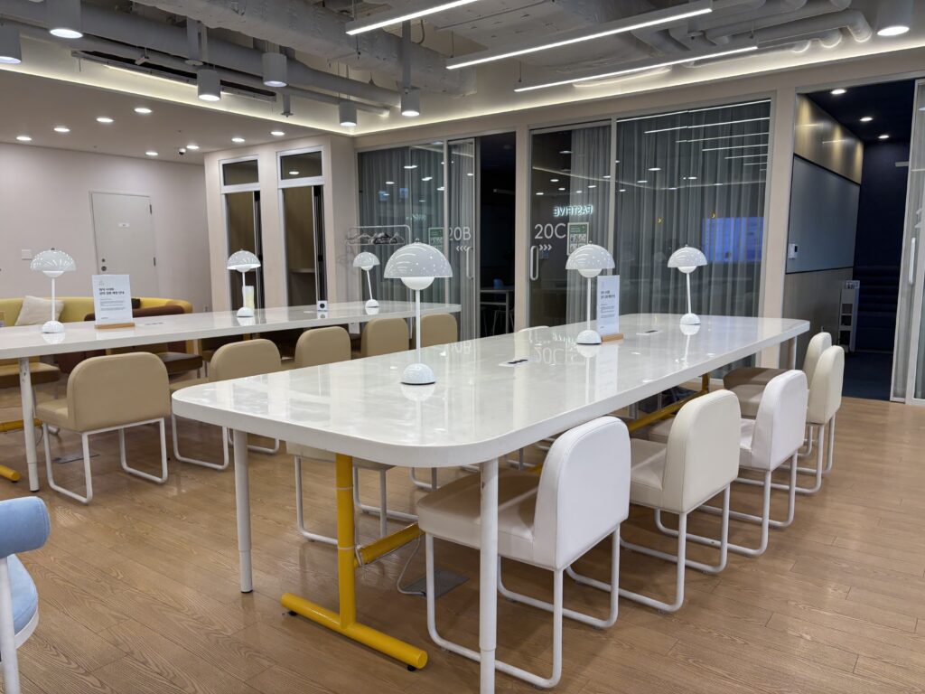 파이브스팟 영등포1호점의 노트북 테이블