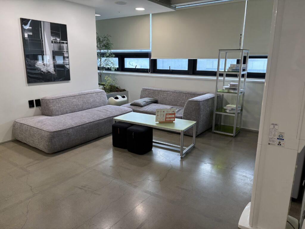 파이브스팟 성수2호점의 6층 소파