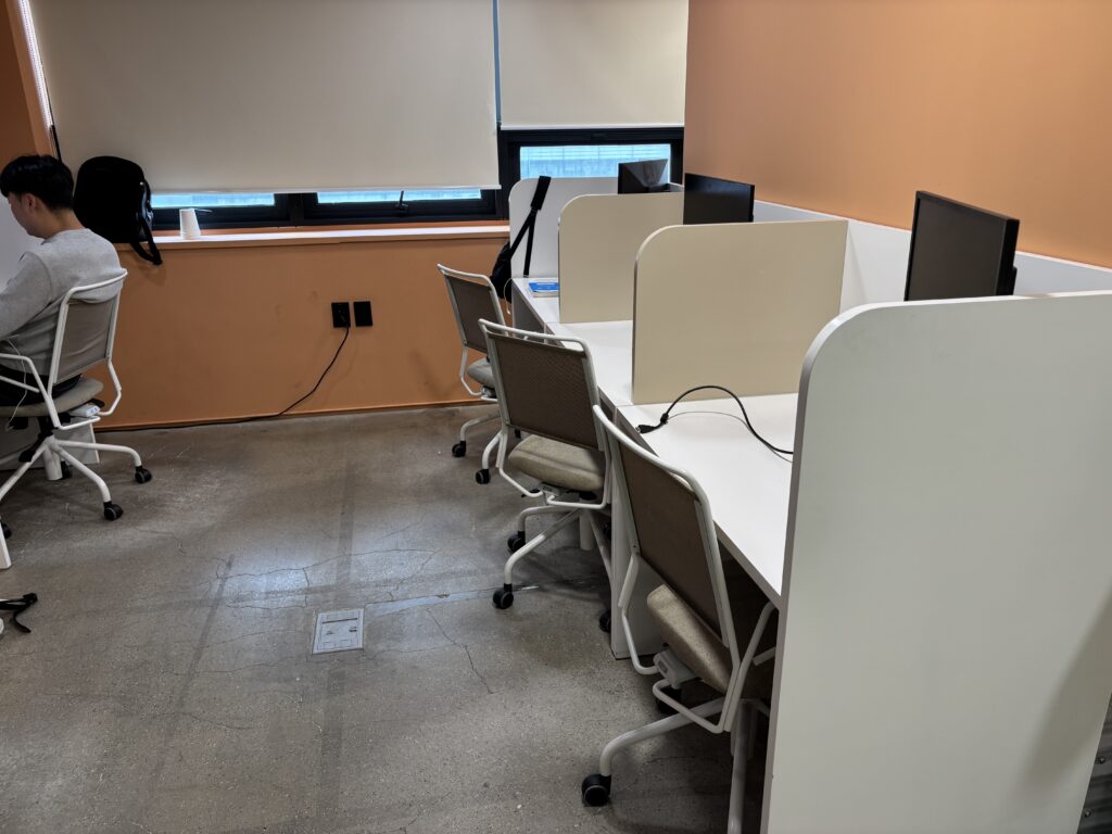 파이브스팟 성수2호점의 6층 모니터석