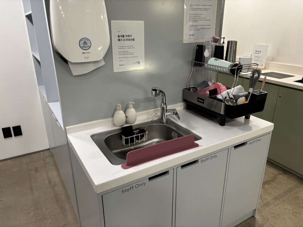 파이브스팟 성수2호점의 6층 탕비실