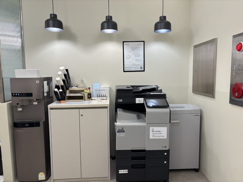 파이브스팟 홍대2호점의 지하1층 오피스기기와 정수기