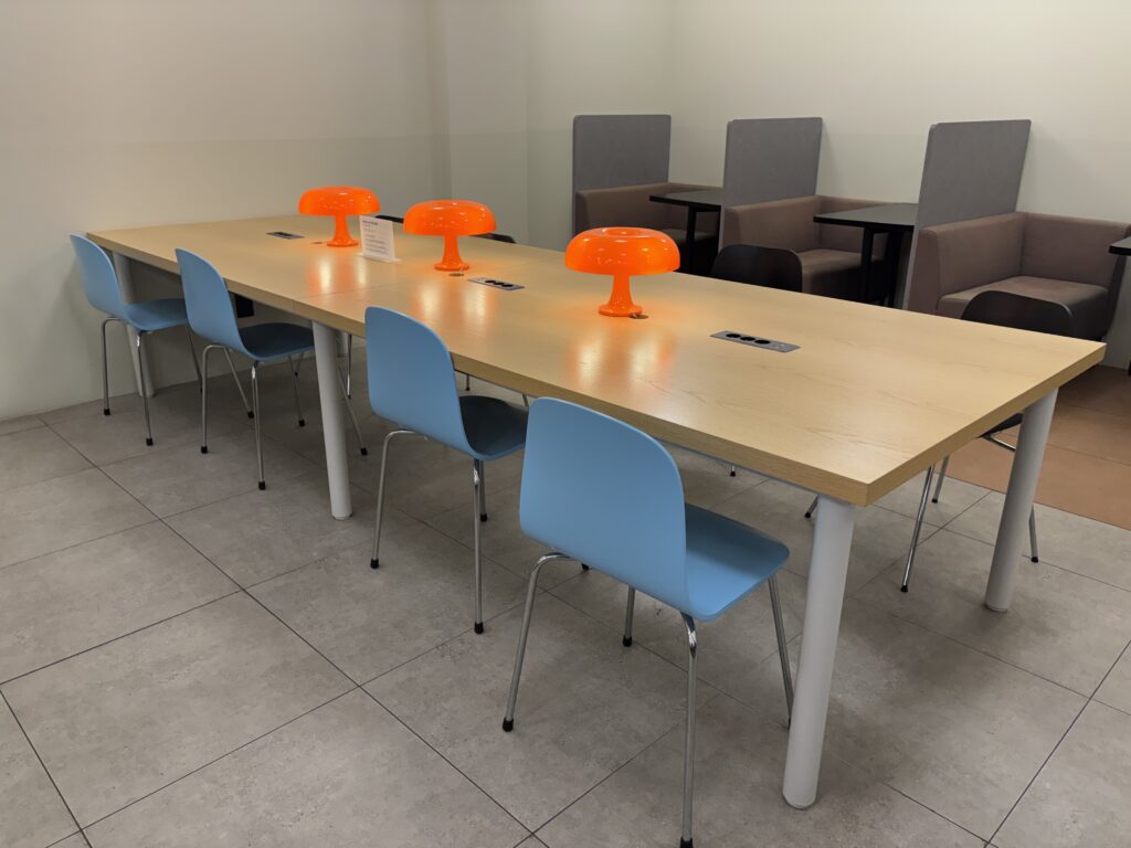 파이브스팟 홍대2호점의 지하1층 테이블