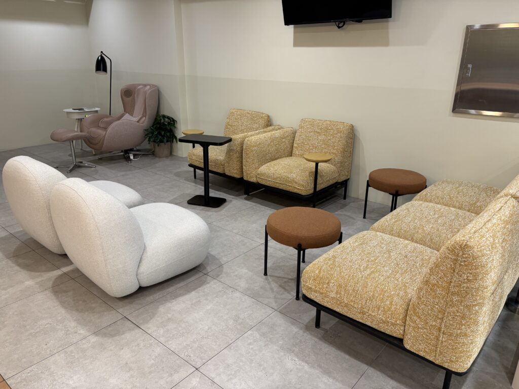 파이브스팟 홍대2호점의 1층 소파