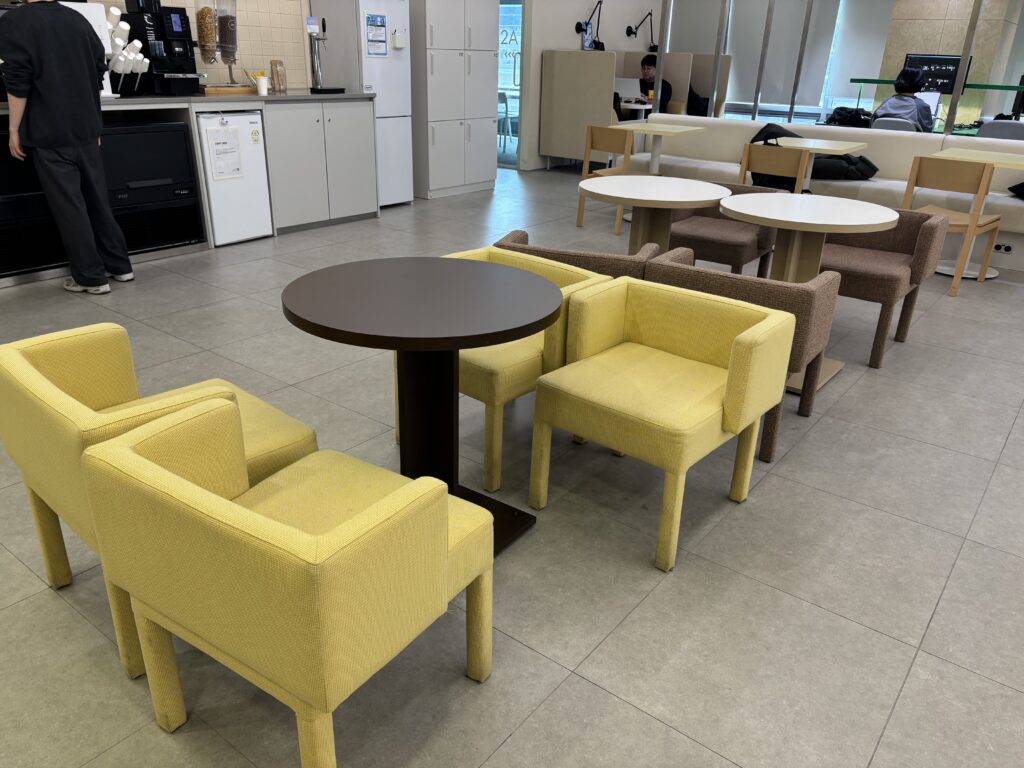 파이브스팟 구로1호점의 커피테이블