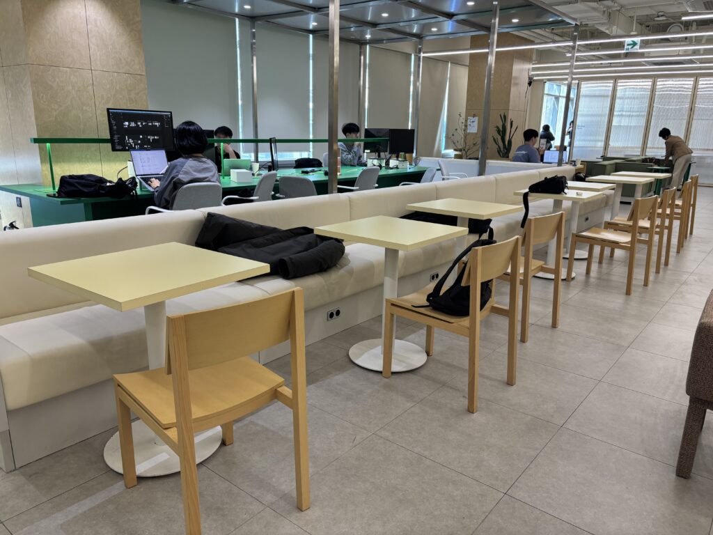 파이브스팟 구로1호점의 커피테이블