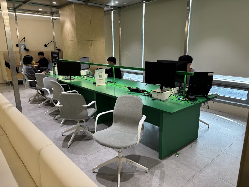 파이브스팟 구로1호점의 노트북, 모니터석