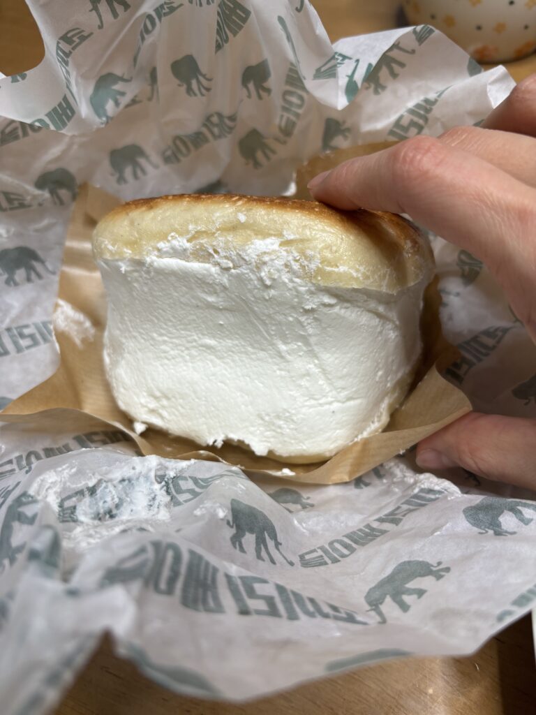 코끼리 베이글의 크림치즈생크림베이글