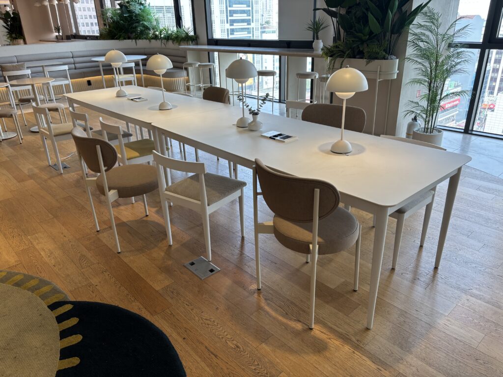 패스트파이브 강남 4호점의 노트북 테이블