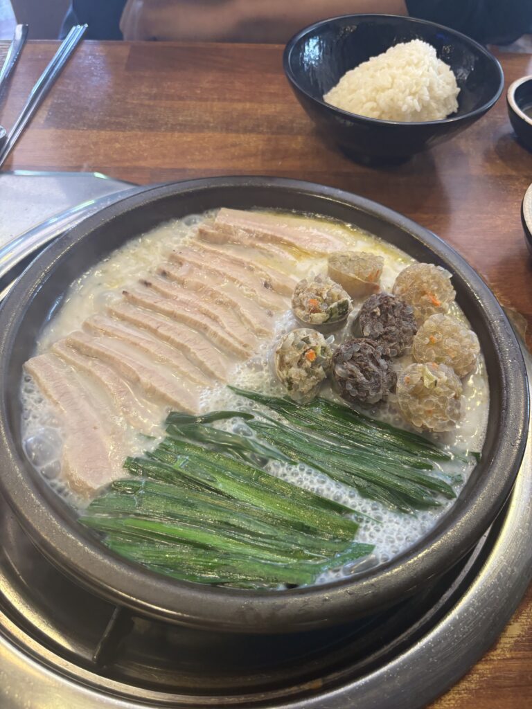 보승회관의 항정수육정식