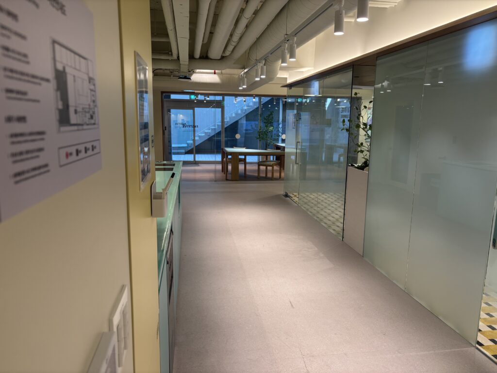 패스트파이브 신사콜렉티브점의 지하1층 복도