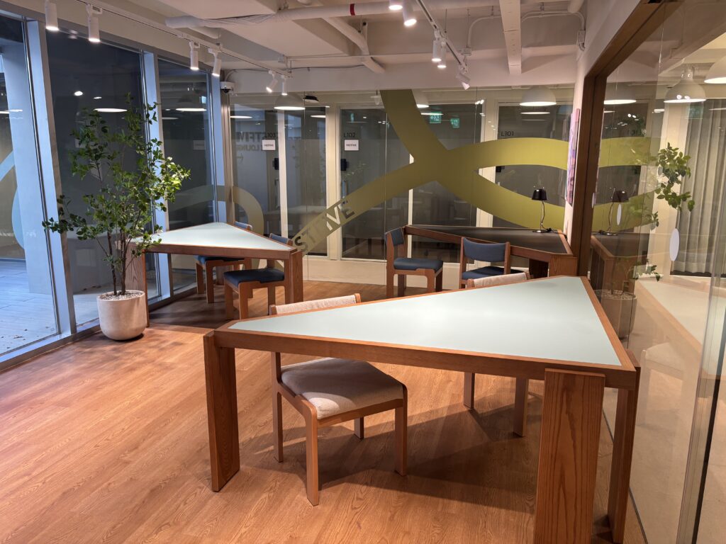 패스트파이브 신사콜렉티브점의 지하1층 라운지