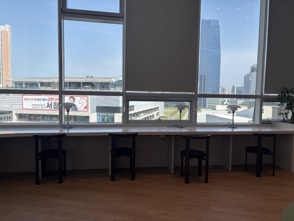 패스트파이브 송도센트럴점 노트북테이블