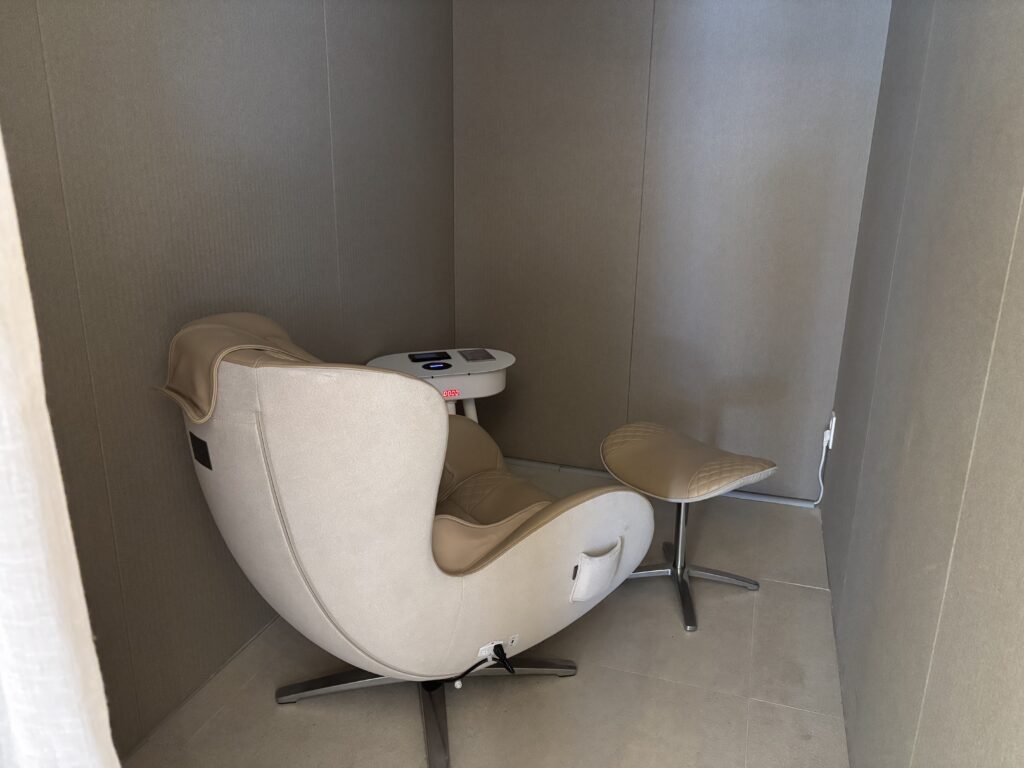 패스트파이브 압구정1호점의 1층 리차징존