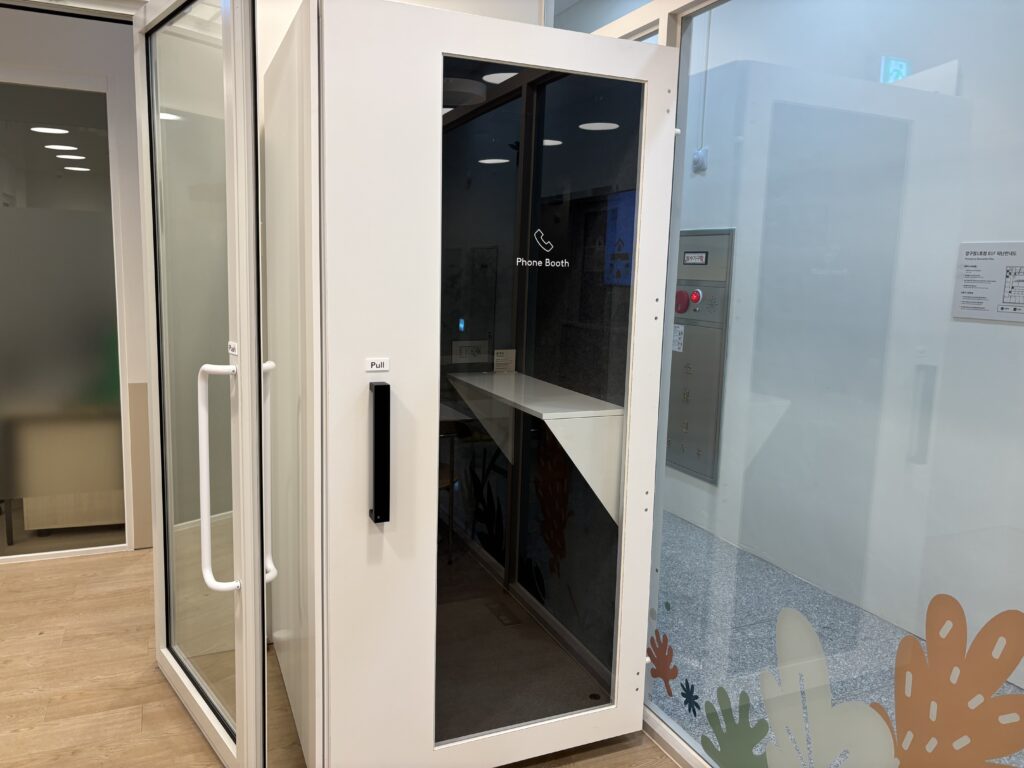 패스트파이브 압구정1호점의 지하1층 폰부스