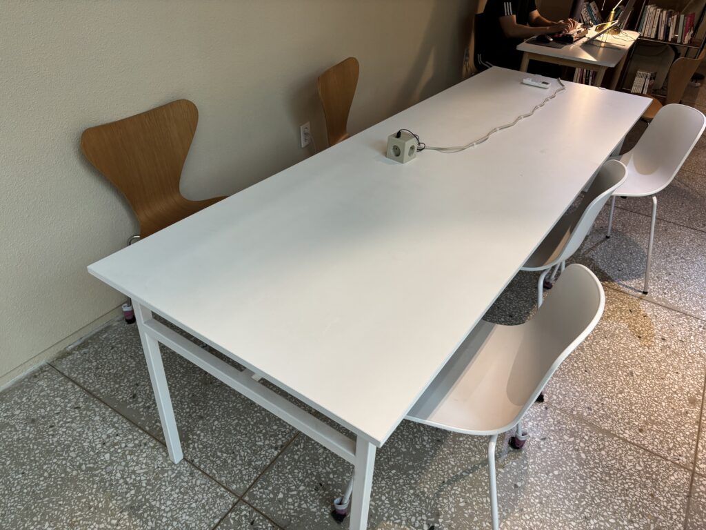파이브스팟 아일라 서교점의 테이블