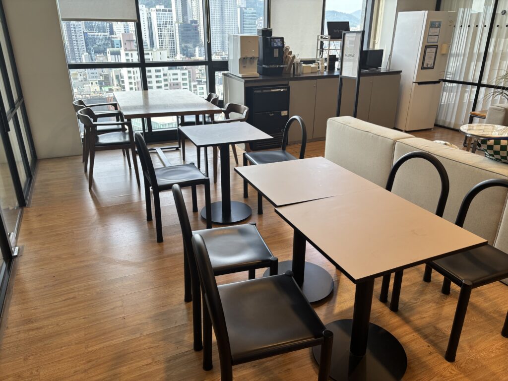 패스트파이브 교대1호점의 취식테이블