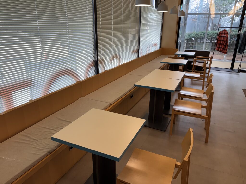 파이브스팟 서초1호점의 커피 테이블