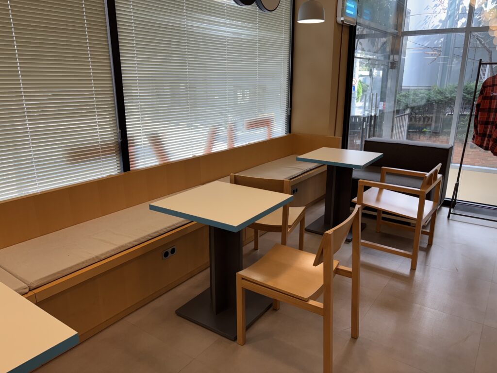 파이브스팟 서초1호점의 커피테이블