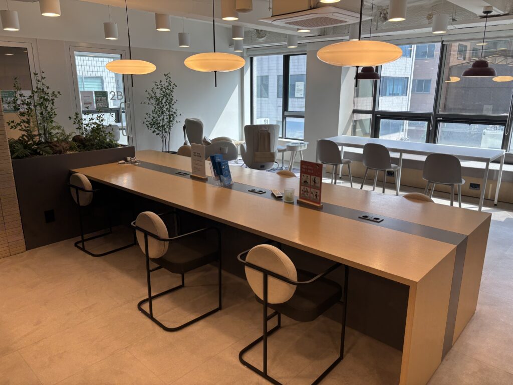 패스트파이브 강남구청1호점의 노트북 테이블
