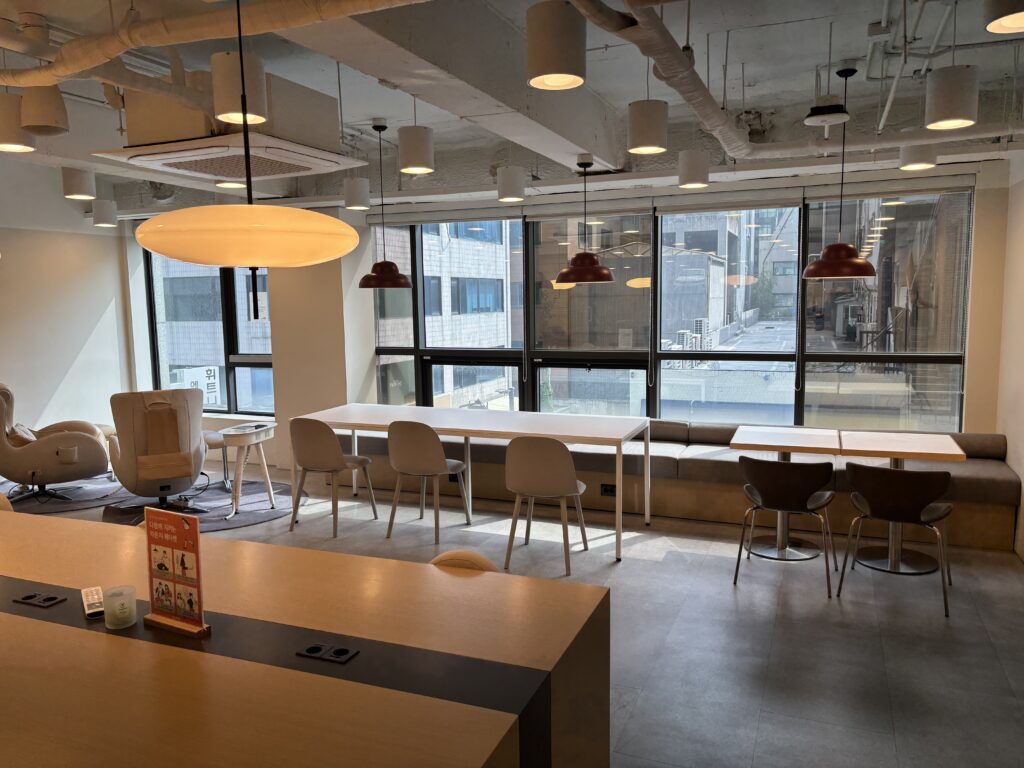 패스트파이브 강남구청1호점의 창가쪽 테이블