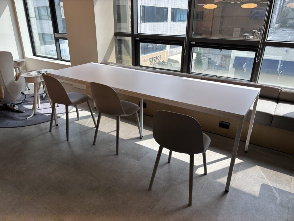 패스트파이브 강남구청1호점의 6인용 테이블