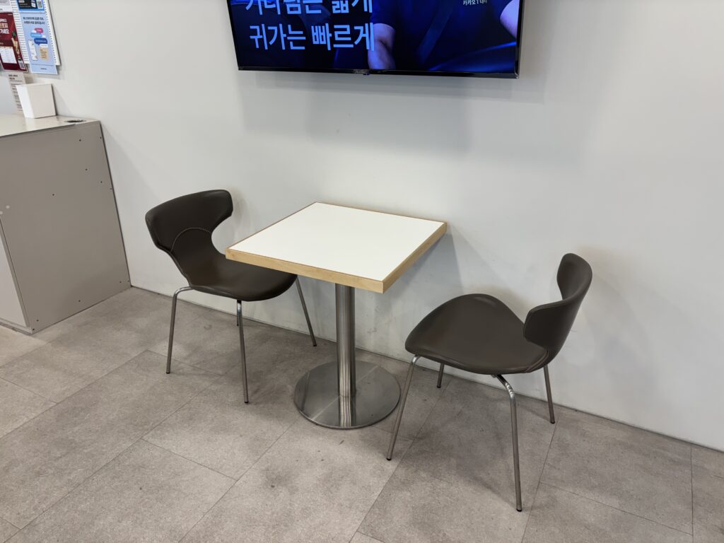패스트파이브 강남구청1호점의 취식 테이블