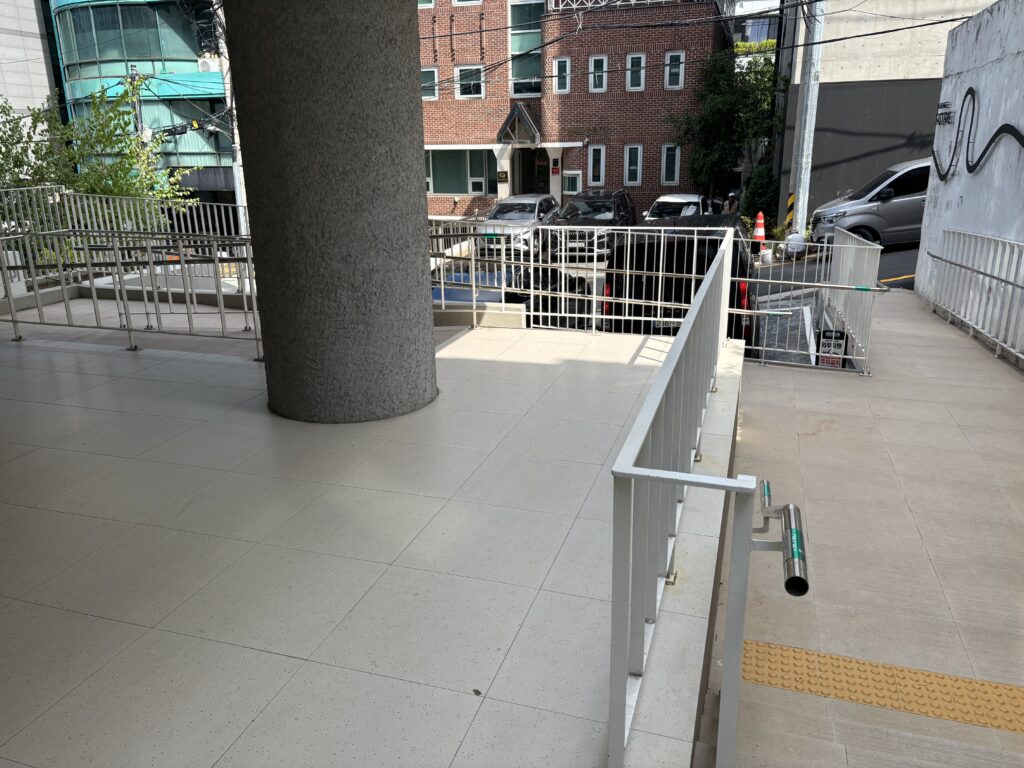 패스트파이브 학동3호점의 휠체어 동선