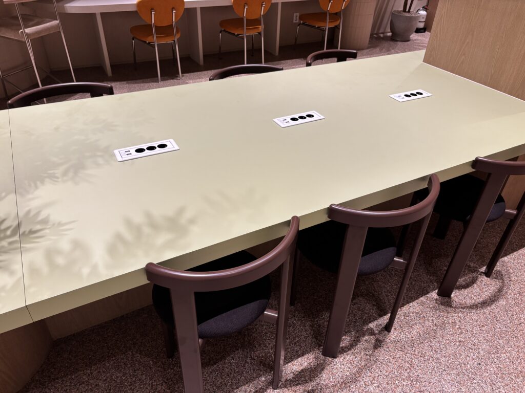 패스트파이브 학동3호점의 지하1층 노트북 테이블