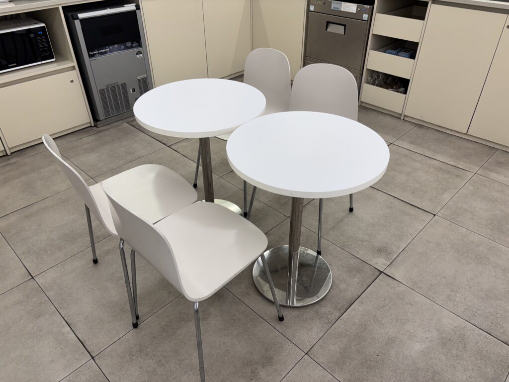 패스트파이브 삼성3호점의 취식 테이블