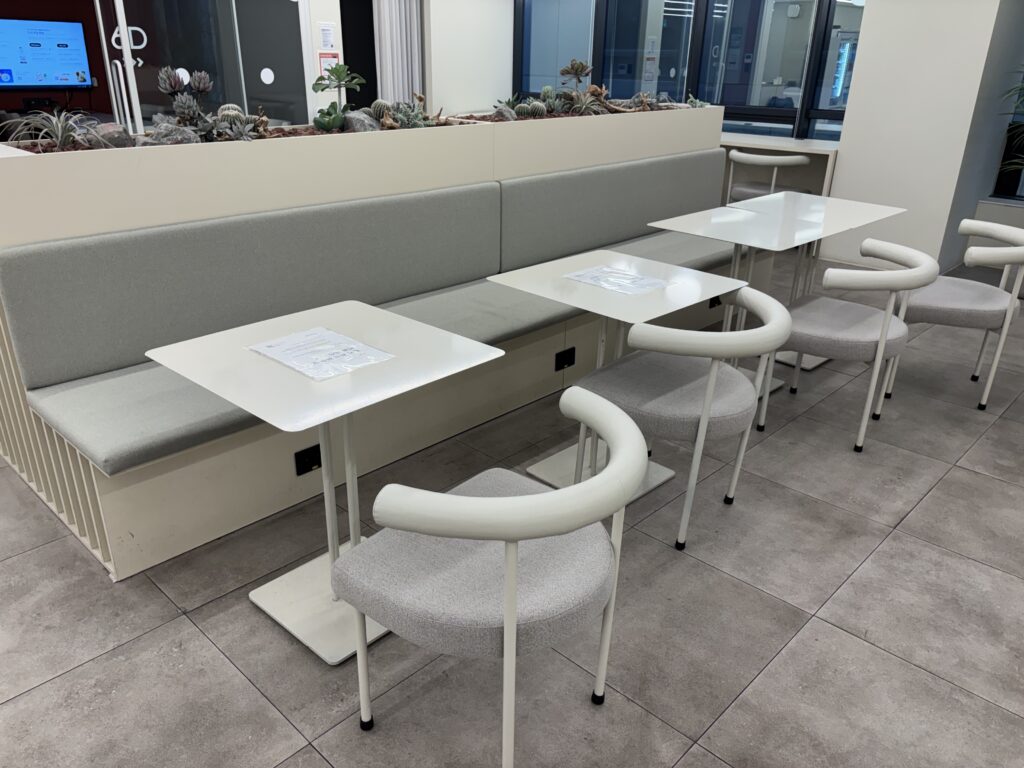 패스트파이브 삼성3호점의 커피 테이블