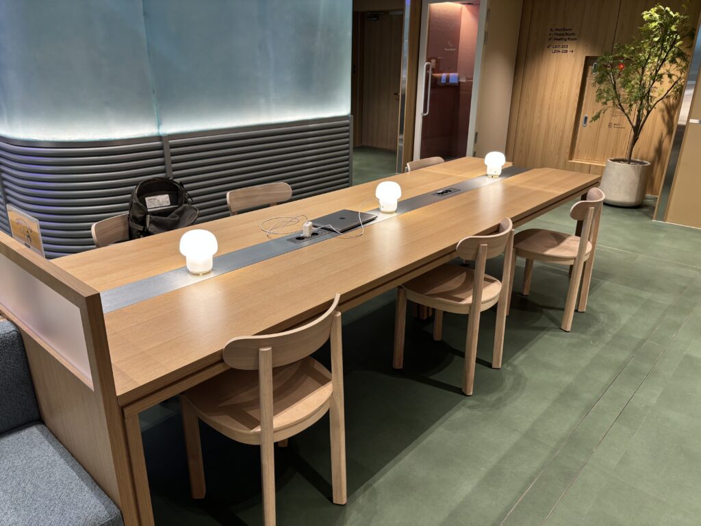 패스트파이브 성수연무장점의 노트북 테이블